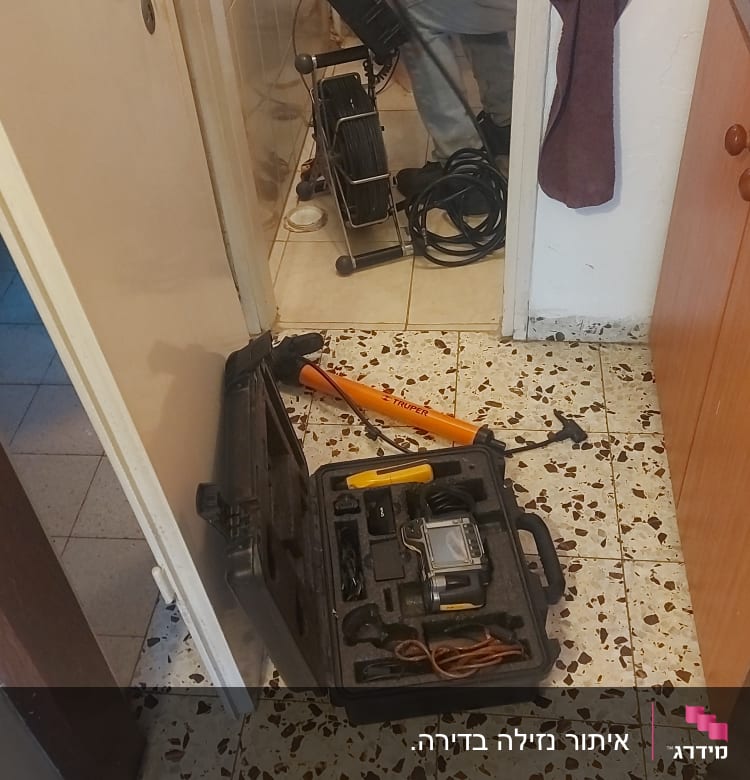 כלי עבודה של אינסטלטור, כולל מכשירים וצינורות